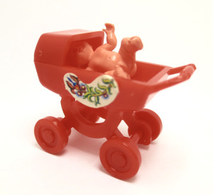 Baby mit Kinderwagen rot 80er Jahre