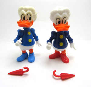 Donald und seine Freunde Oma Duck mit Regenschirm dunkel und hellblau