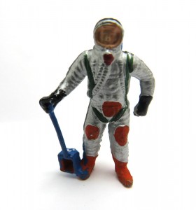 Astronaut 1977 mit Schaufel Hosentaschen hellblau / silber