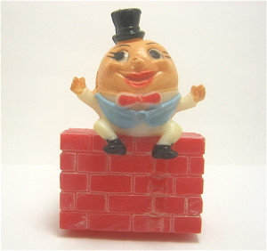 Alte Miniaturfiguren , Humpty Dumpty auf Mauer