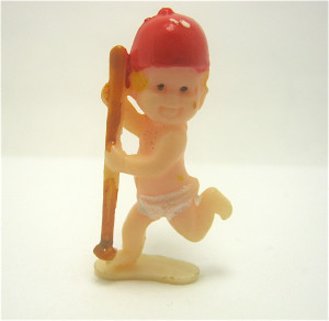 Alte Miniaturfiguren , Baby mit Baseballschläger