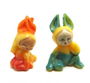 Alte Miniaturfiguren , Junge und Mädchen im Hasenkostüm