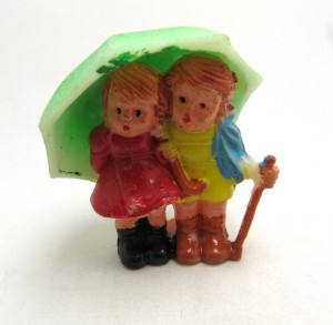 Alte Miniaturfiguren , Zwei Mädchen unterm Schirm