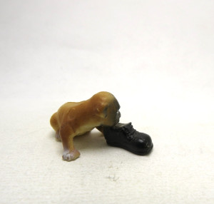Alte Miniaturen Hunde Mops mit Schuh