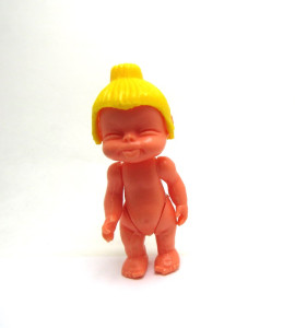 Baby stehend mit Frisur 1976 D Nr. 15