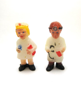 Alte Miniaturfiguren Arzt u. Krankenschwester