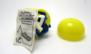 Der Hafen-Das Tor zur Welt Delphin Fischerboot Original im Ei + Beipackzettel mit Logo