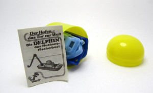 Der Hafen-Das Tor zur Welt Delphin Fischerboot Original im Ei + Beipackzettel mit Logo Farbvariante