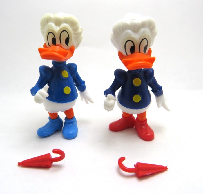 Donald und seine Freunde Oma Duck mit Regenschirm dunkel und hellblau